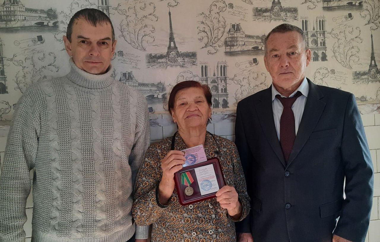 Представители регионального отделения общественной организации ветеранов и пенсионеров Валерий Попов и Алексей Старицын совместно с сотрудниками отдела кадров краевой прокуратуры вчера, 18 ноября, вручили ветеранам... Представители регионального отделения общественной организации ветеранов и пенсионеров Валерий Попов и Алексей Старицын совместно с сотрудниками отдела кадров краевой прокуратуры вчера, 18 ноября, вручили ветеранам...