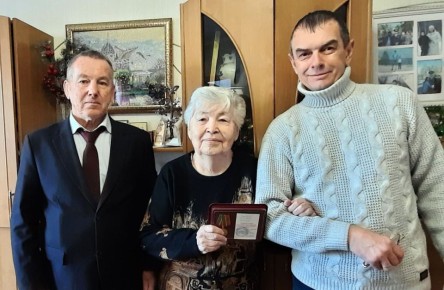 Представители регионального отделения общественной организации ветеранов и пенсионеров Валерий Попов и Алексей Старицын совместно с сотрудниками отдела кадров краевой прокуратуры вчера, 18 ноября, вручили ветеранам...