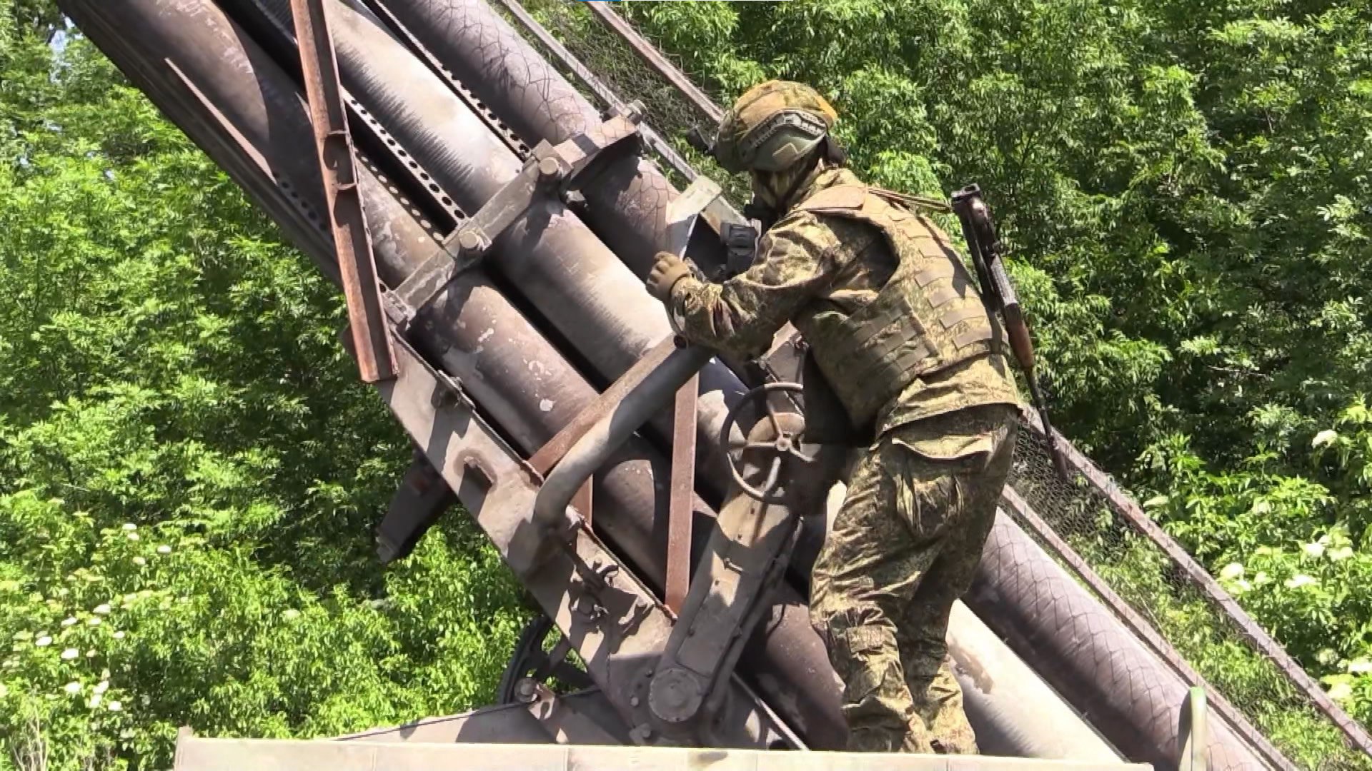 Военнослужащие подразделений ракетных войск и артиллерии Вооруженных сил РФ отмечают свой профессиональный праздник