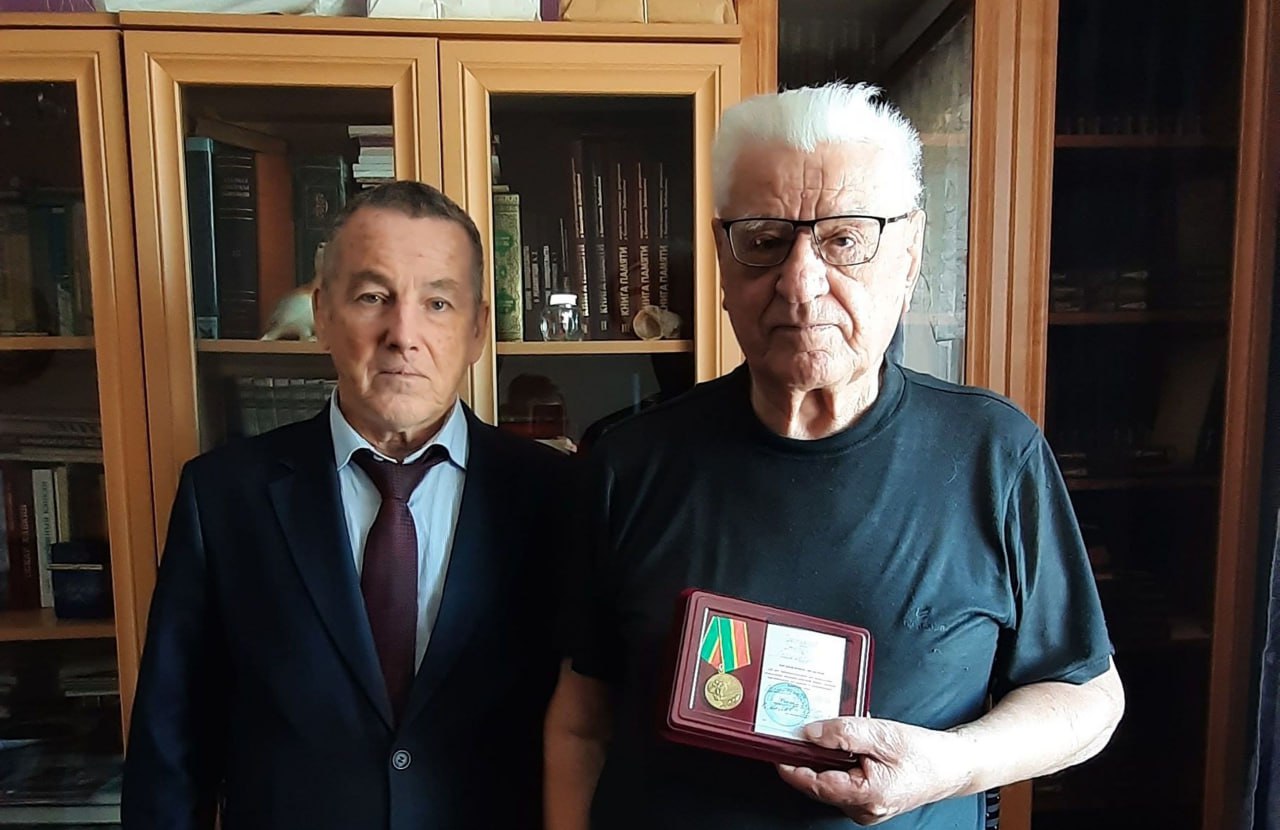 Представители регионального отделения общественной организации ветеранов и пенсионеров Валерий Попов и Алексей Старицын совместно с сотрудниками отдела кадров краевой прокуратуры вчера, 18 ноября, вручили ветеранам... Представители регионального отделения общественной организации ветеранов и пенсионеров Валерий Попов и Алексей Старицын совместно с сотрудниками отдела кадров краевой прокуратуры вчера, 18 ноября, вручили ветеранам...