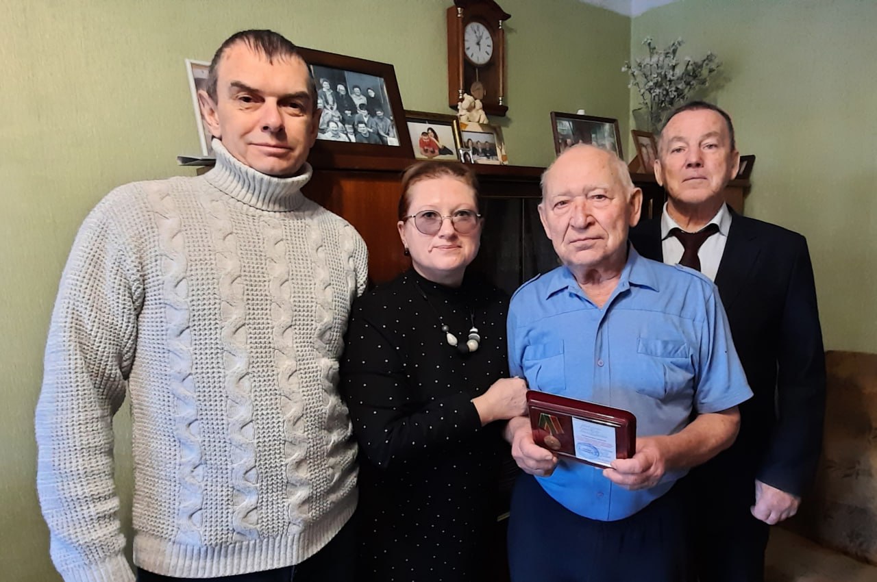 Представители регионального отделения общественной организации ветеранов и пенсионеров Валерий Попов и Алексей Старицын совместно с сотрудниками отдела кадров краевой прокуратуры вчера, 18 ноября, вручили ветеранам... Представители регионального отделения общественной организации ветеранов и пенсионеров Валерий Попов и Алексей Старицын совместно с сотрудниками отдела кадров краевой прокуратуры вчера, 18 ноября, вручили ветеранам...