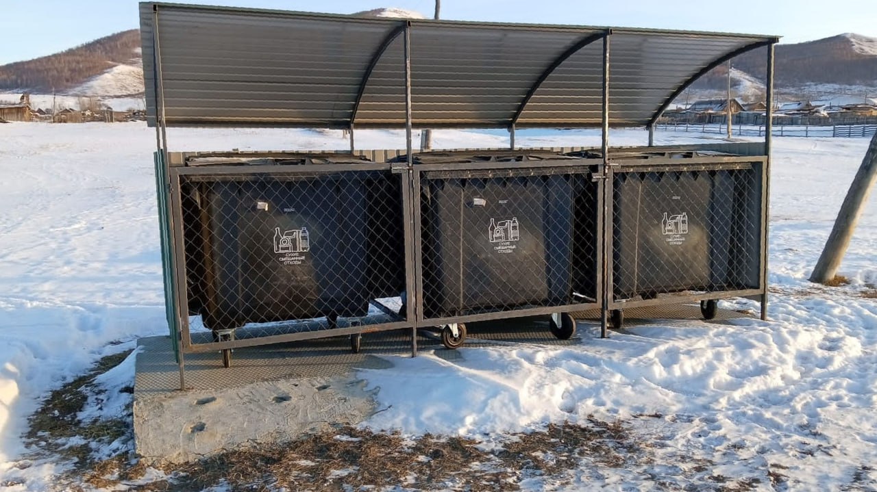 Прокурорское волшебство. В селе Доно Калганского муниципального округа администрация длительное время игнорировала требования закона и жалобы жителей на отсутствие контейнерных площадок - они появились только после того, как...