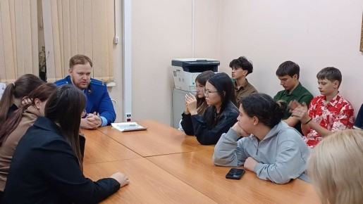 Прокурор Улетовского района Кирилл Федорчук в рамках правового просвещения и государственно-патриотического воспитания провел встречу с учащимися 10-х классов Улетовской средней общеобразовательной школы