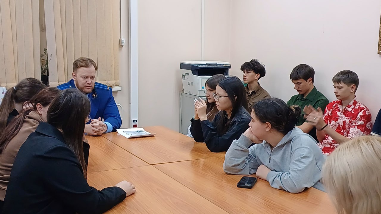 Прокурор Улетовского района Кирилл Федорчук в рамках правового просвещения и государственно-патриотического воспитания провел встречу с учащимися 10-х классов Улетовской средней общеобразовательной школы