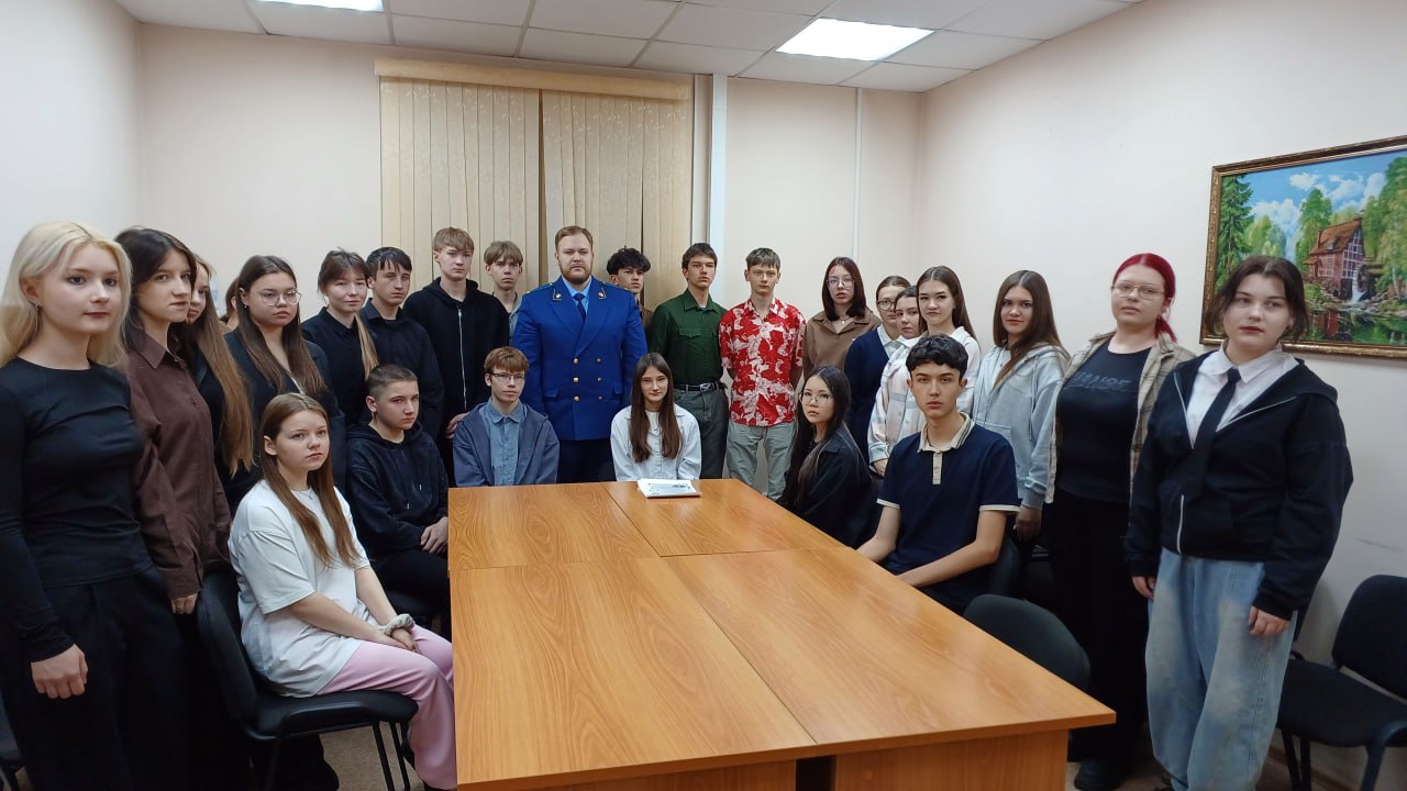 Прокурор Улетовского района Кирилл Федорчук в рамках правового просвещения и государственно-патриотического воспитания провел встречу с учащимися 10-х классов Улетовской средней общеобразовательной школы Прокурор Улетовского района Кирилл Федорчук в рамках правового просвещения и государственно-патриотического воспитания провел встречу с учащимися 10-х классов Улетовской средней общеобразовательной школы