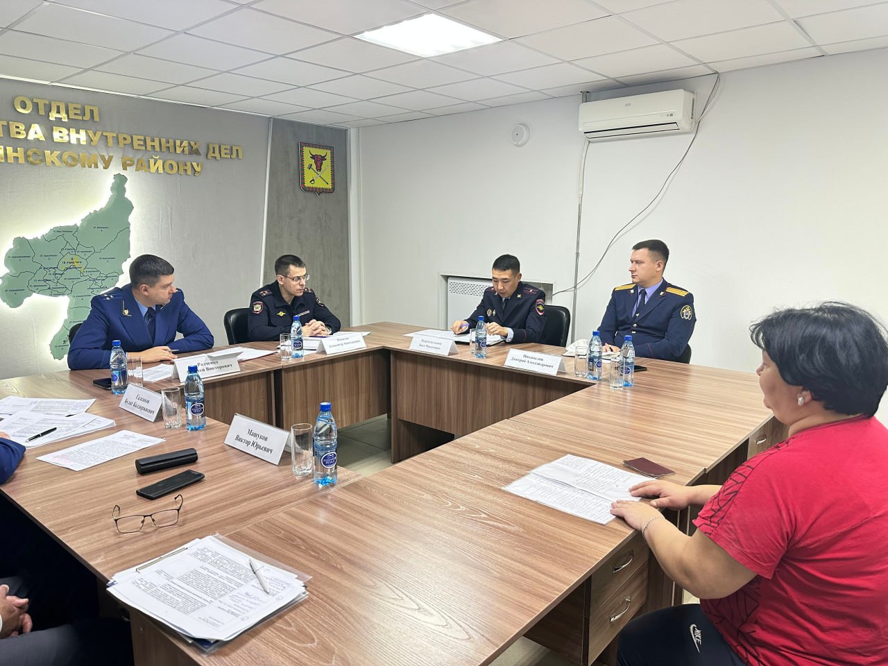 Вчера заместитель прокурора Забайкальского края Алексей Радченко и заместитель начальника регионального управления МВД России Александр Никитин провели совместный прием жителей Читинского района Вчера заместитель прокурора Забайкальского края Алексей Радченко и заместитель начальника регионального управления МВД России Александр Никитин провели совместный прием жителей Читинского района