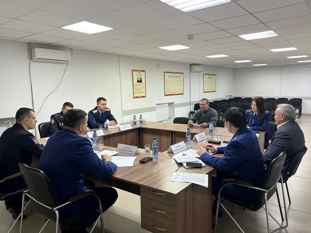 Вчера заместитель прокурора Забайкальского края Алексей Радченко и заместитель начальника регионального управления МВД России Александр Никитин провели совместный прием жителей Читинского района Вчера заместитель прокурора Забайкальского края Алексей Радченко и заместитель начальника регионального управления МВД России Александр Никитин провели совместный прием жителей Читинского района