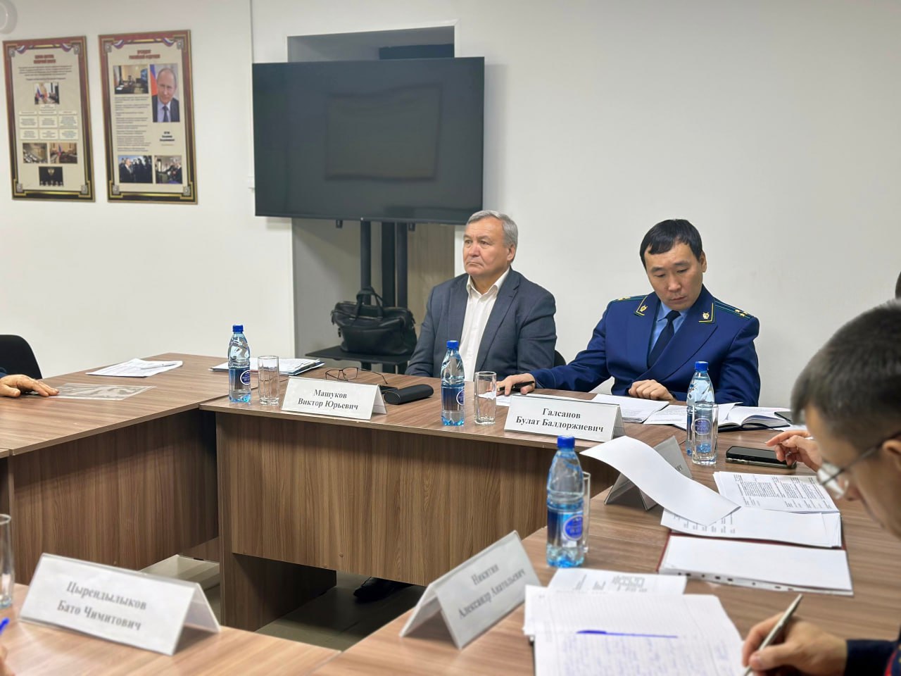 Вчера заместитель прокурора Забайкальского края Алексей Радченко и заместитель начальника регионального управления МВД России Александр Никитин провели совместный прием жителей Читинского района Вчера заместитель прокурора Забайкальского края Алексей Радченко и заместитель начальника регионального управления МВД России Александр Никитин провели совместный прием жителей Читинского района