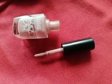 Лак для ногтей на одежде: как быстро справиться с неприятной ситуацией