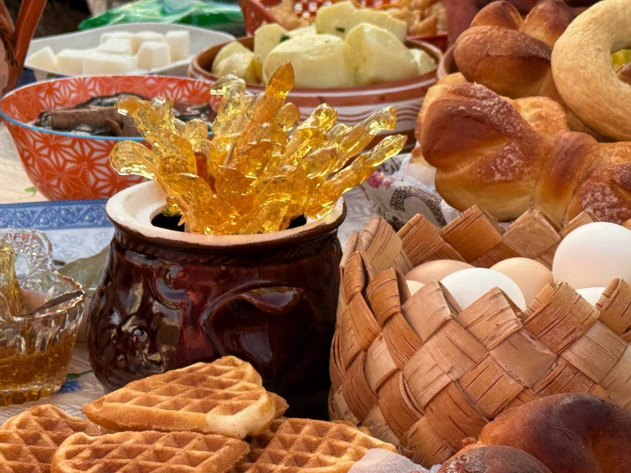 Ярмаркой народных товаров встречают участников форума «Моя земля — моя семья» в Калге Ярмаркой народных товаров встречают участников форума «Моя земля — моя семья» в Калге