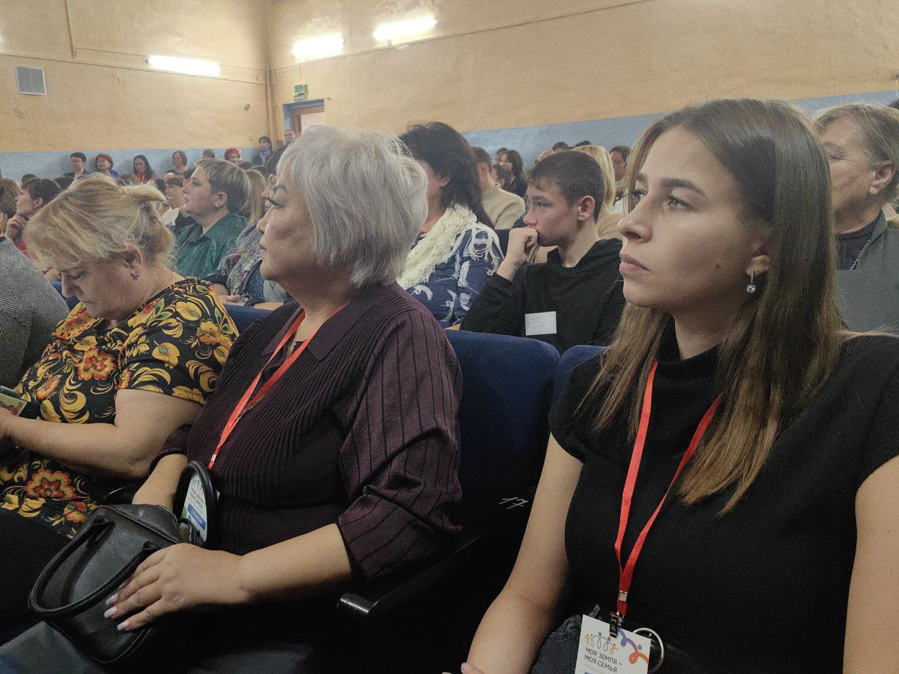 К участникам форума «Моя земля — моя семья» с приветственным словом обратился губернатор региона Александр Осипов: