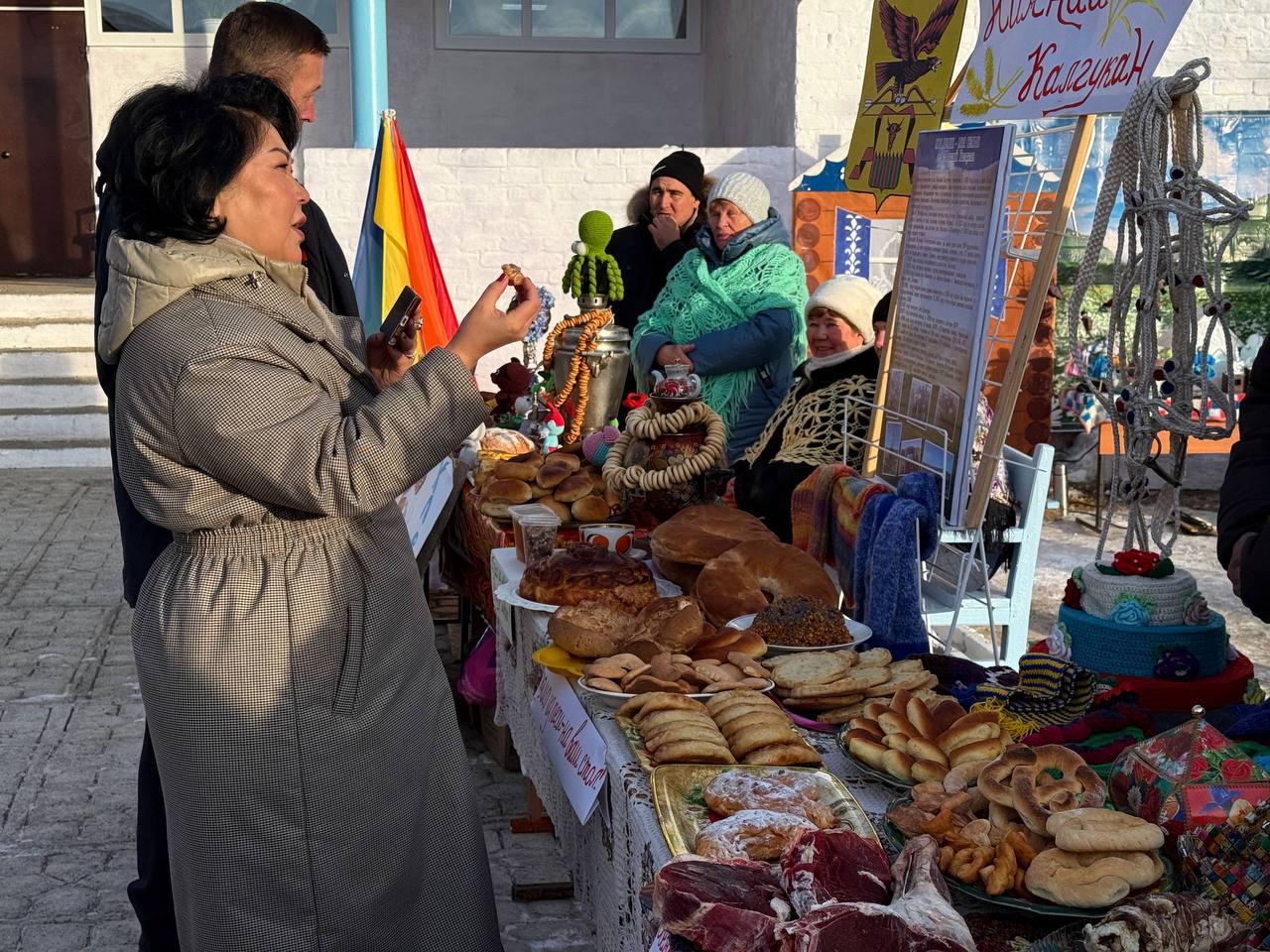 Ярмаркой народных товаров встречают участников форума «Моя земля — моя семья» в Калге