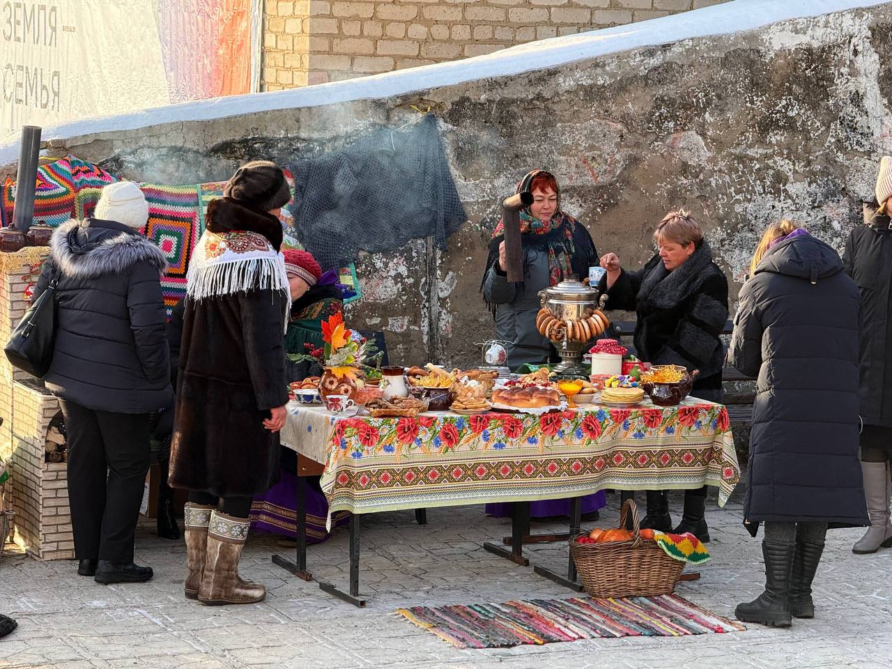 Ярмаркой народных товаров встречают участников форума «Моя земля — моя семья» в Калге Ярмаркой народных товаров встречают участников форума «Моя земля — моя семья» в Калге