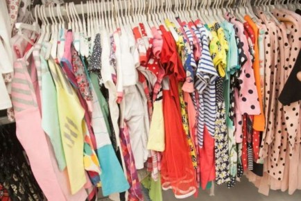 Как разгладить одежду, если нельзя пользоваться утюгом: простые способы