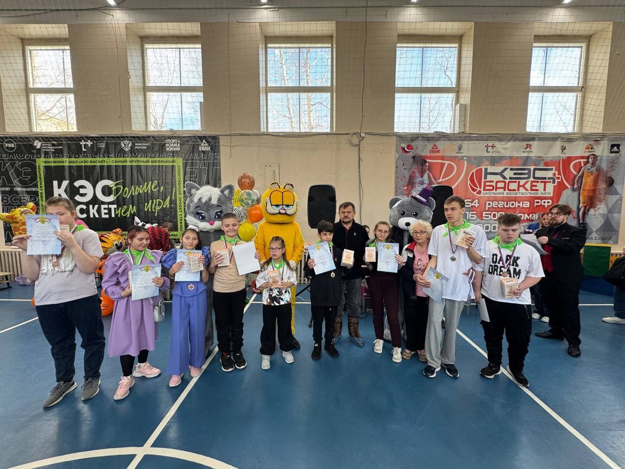 Субботним солнечным днем 22 ноября в зале Забайкальской краевой спортивной школы было много детских хороших эмоций - здесь прошел познавательно-спортивный праздник для детей-инвалидов Черновского района Субботним солнечным днем 22 ноября в зале Забайкальской краевой спортивной школы было много детских хороших эмоций - здесь прошел познавательно-спортивный праздник для детей-инвалидов Черновского района