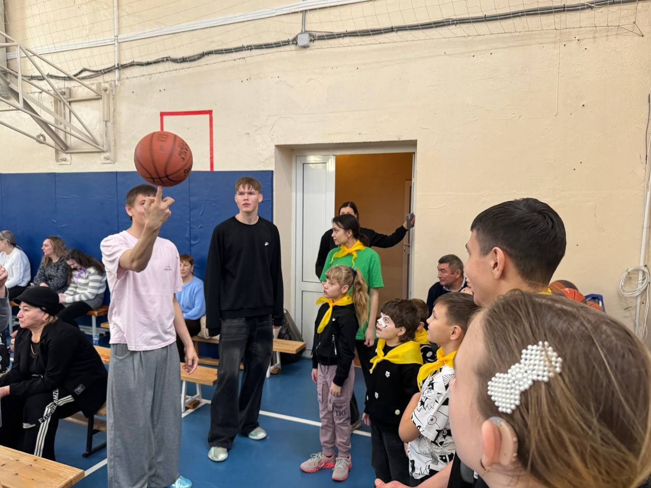 Субботним солнечным днем 22 ноября в зале Забайкальской краевой спортивной школы было много детских хороших эмоций - здесь прошел познавательно-спортивный праздник для детей-инвалидов Черновского района Субботним солнечным днем 22 ноября в зале Забайкальской краевой спортивной школы было много детских хороших эмоций - здесь прошел познавательно-спортивный праздник для детей-инвалидов Черновского района