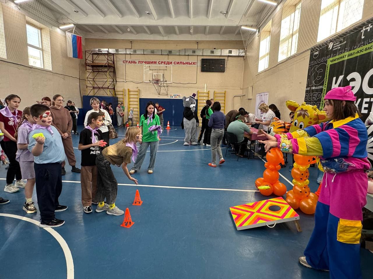 Субботним солнечным днем 22 ноября в зале Забайкальской краевой спортивной школы было много детских хороших эмоций - здесь прошел познавательно-спортивный праздник для детей-инвалидов Черновского района Субботним солнечным днем 22 ноября в зале Забайкальской краевой спортивной школы было много детских хороших эмоций - здесь прошел познавательно-спортивный праздник для детей-инвалидов Черновского района