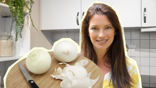 Очистите целую гору лука за считаные секунды: поможет простая хитрость