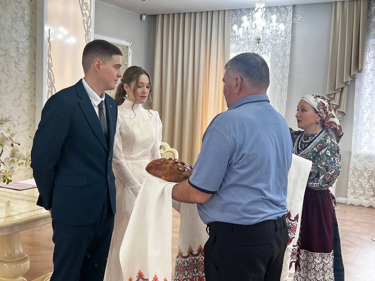 Древний русский обряд величания жениха и невесты провели на регистрации брака в Городском отделе ЗАГС Читы Древний русский обряд величания жениха и невесты провели на регистрации брака в Городском отделе ЗАГС Читы