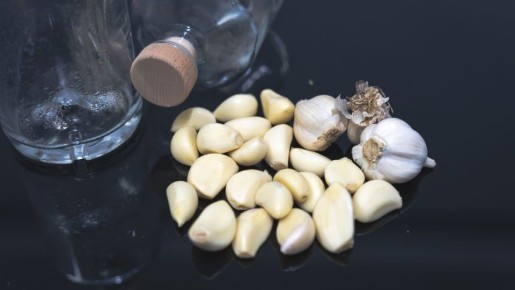 Прекратите выкидывать чесночную шелуху: для опытных хозяек она на вес золота