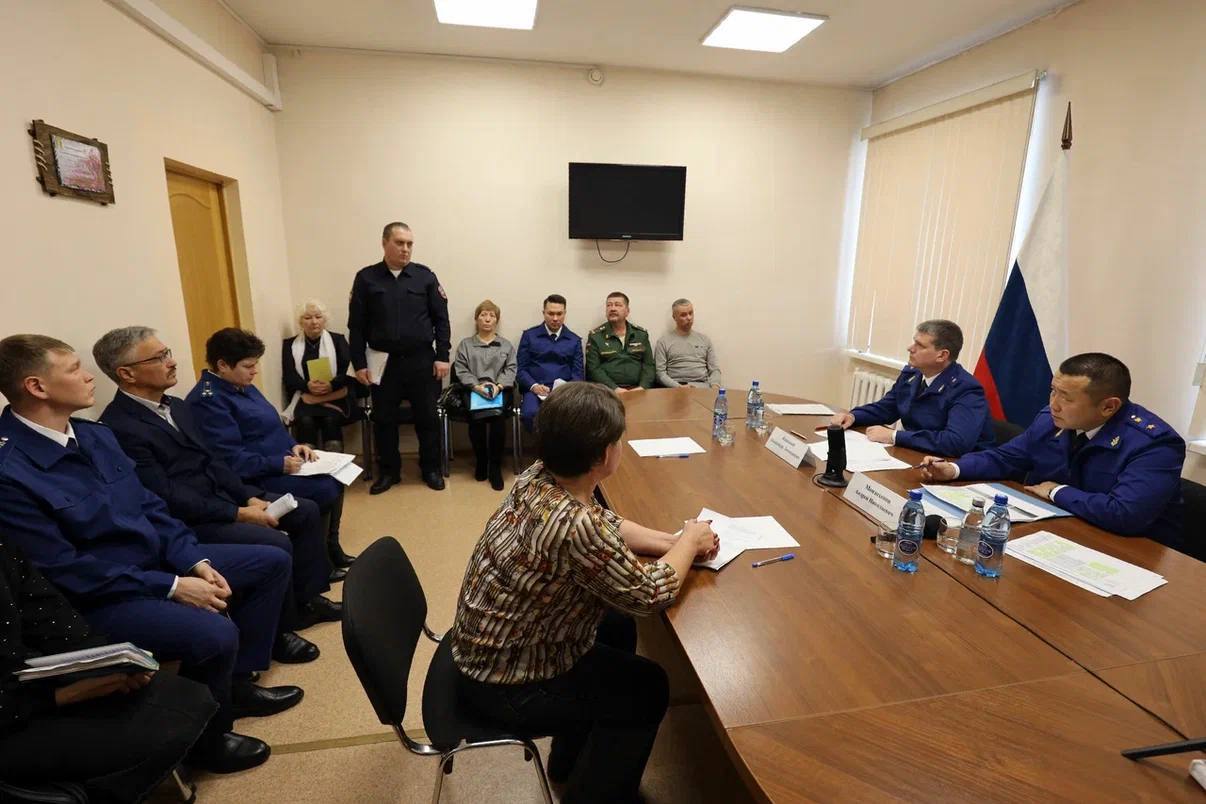 Начальник управления Генпрокуратуры России по ДФО Андрей Мондохонов провел прием граждан в городе Шилке Забайкальского края Начальник управления Генпрокуратуры России по ДФО Андрей Мондохонов провел прием граждан в городе Шилке Забайкальского края