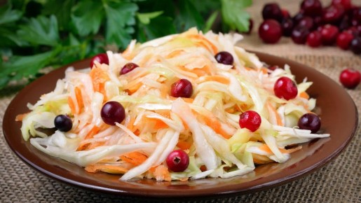 Капустный салат в cоветских столовых готовили только так: есть один секрет