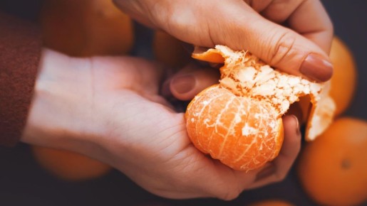 Корка отлетит от мандарина за секунду: сделайте лишь три простых движения