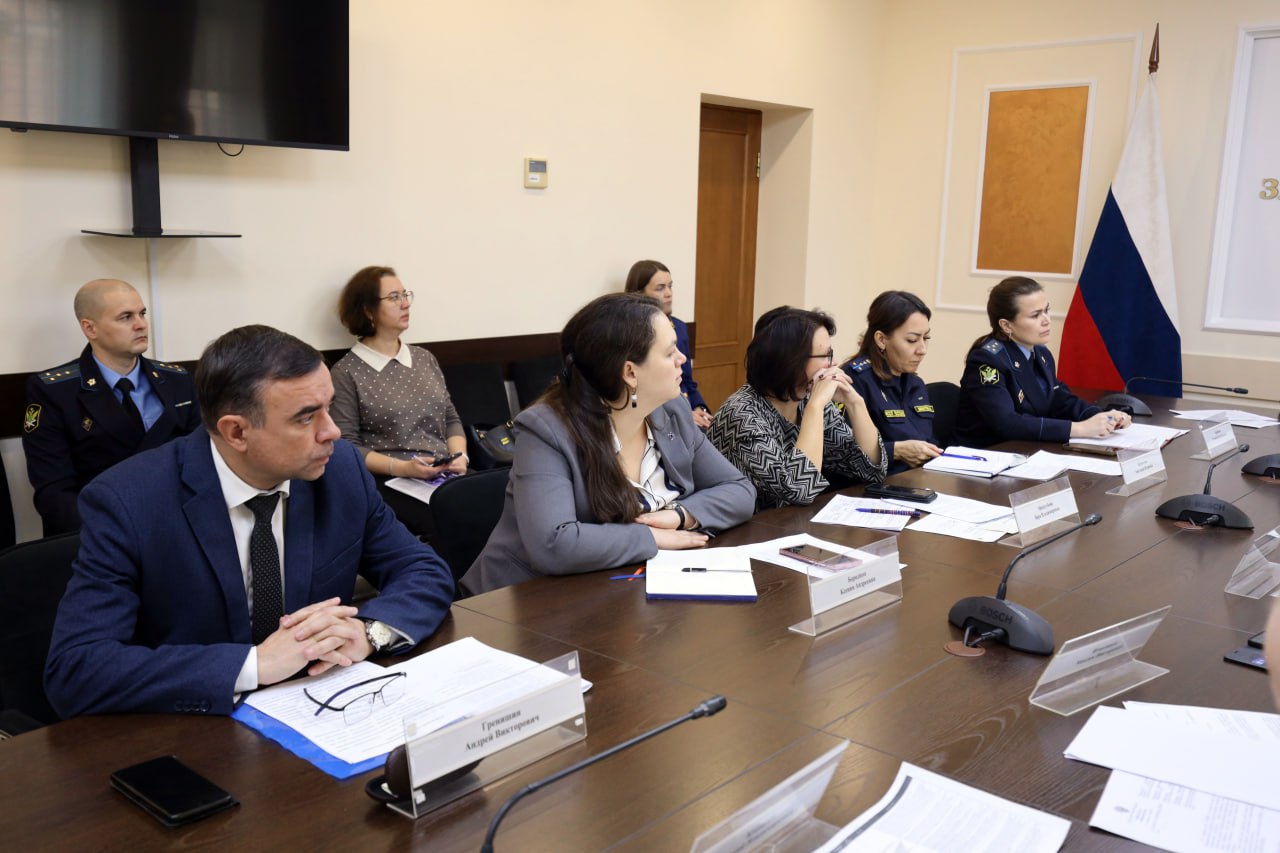 В Чите под председательством первого заместителя прокурора Забайкальского края Станислава Немцова с участием руководителей органов принудительного исполнения, краевых министерств и администрации города Читы проведено... В Чите под председательством первого заместителя прокурора Забайкальского края Станислава Немцова с участием руководителей органов принудительного исполнения, краевых министерств и администрации города Читы проведено...