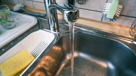 Трубы в доме не забьются вовек: вот что кладут в раковину и ванну хитрые хозяйки