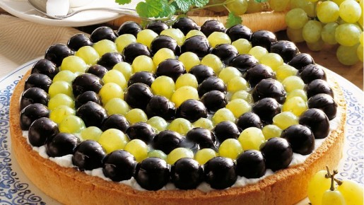 Полчаса и никакой духовки: рецепт сочного виноградного пирога на сковородке