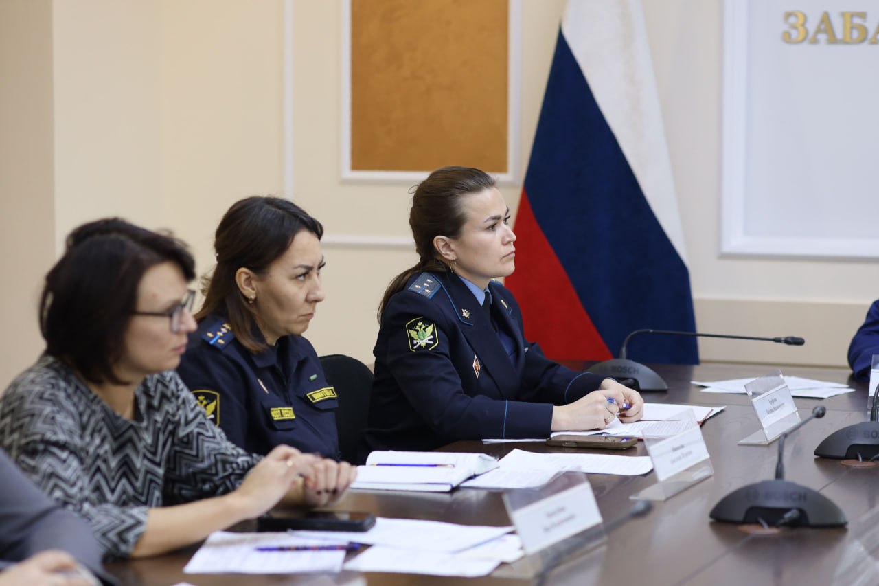 В Чите под председательством первого заместителя прокурора Забайкальского края Станислава Немцова с участием руководителей органов принудительного исполнения, краевых министерств и администрации города Читы проведено... В Чите под председательством первого заместителя прокурора Забайкальского края Станислава Немцова с участием руководителей органов принудительного исполнения, краевых министерств и администрации города Читы проведено...