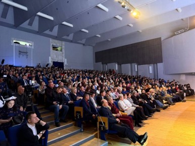 На пленарной сессии «Русский мир» в большом концертном зале Забайкальской краевой филармонии участники обсуждают «Русский мир» как духовно-культурное пространство, объединяющее людей разных национальностей и вероисповеданий...