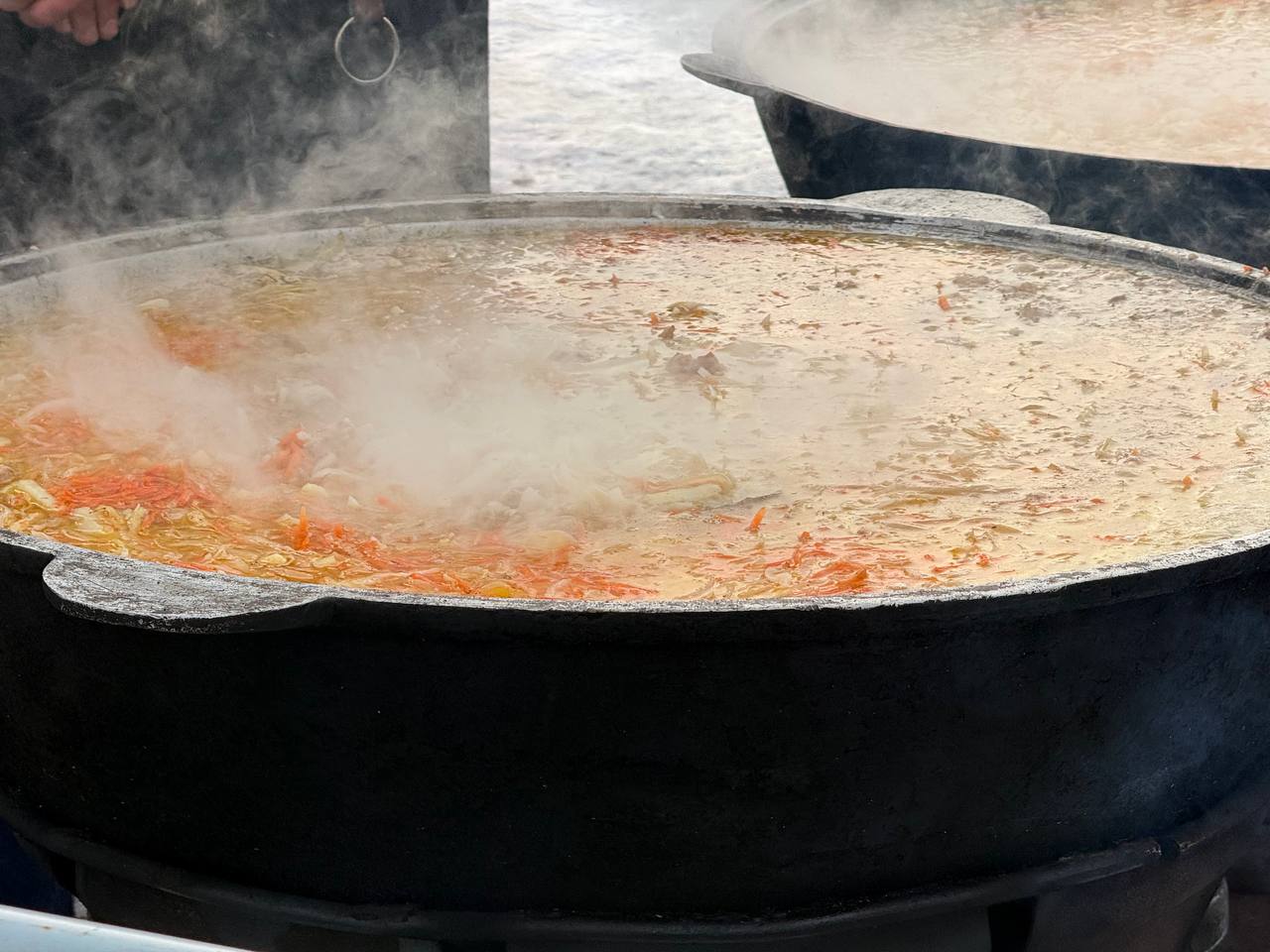 Русский форум: Забайкальцы и гости региона десятками приходят на театральную площадь за щами, кашей и блинами Русский форум: Забайкальцы и гости региона десятками приходят на театральную площадь за щами, кашей и блинами