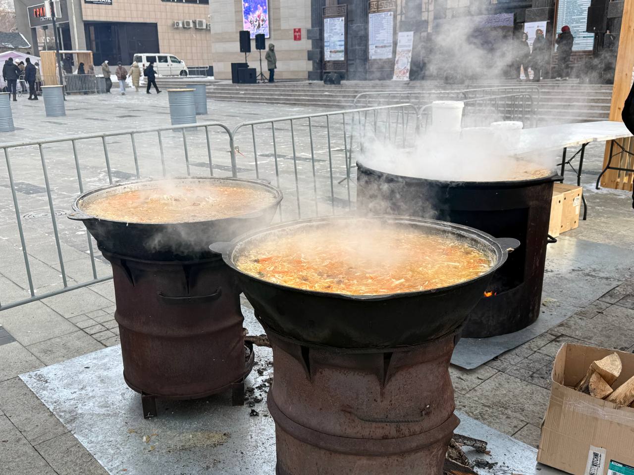 Русский форум: Забайкальцы и гости региона десятками приходят на театральную площадь за щами, кашей и блинами Русский форум: Забайкальцы и гости региона десятками приходят на театральную площадь за щами, кашей и блинами