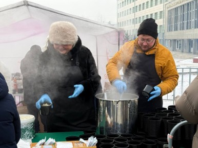 Русский форум: В щи, приготовленные на театральной площади, добавили щепотку «забайкальской любви»