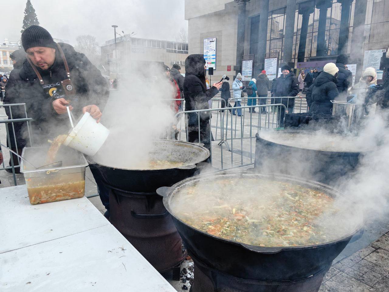Вся Чита за одним столом. На Театральной площади проходит гастрономический фестиваль «Русская кухня Забайкалья» Вся Чита за одним столом. На Театральной площади проходит гастрономический фестиваль «Русская кухня Забайкалья»