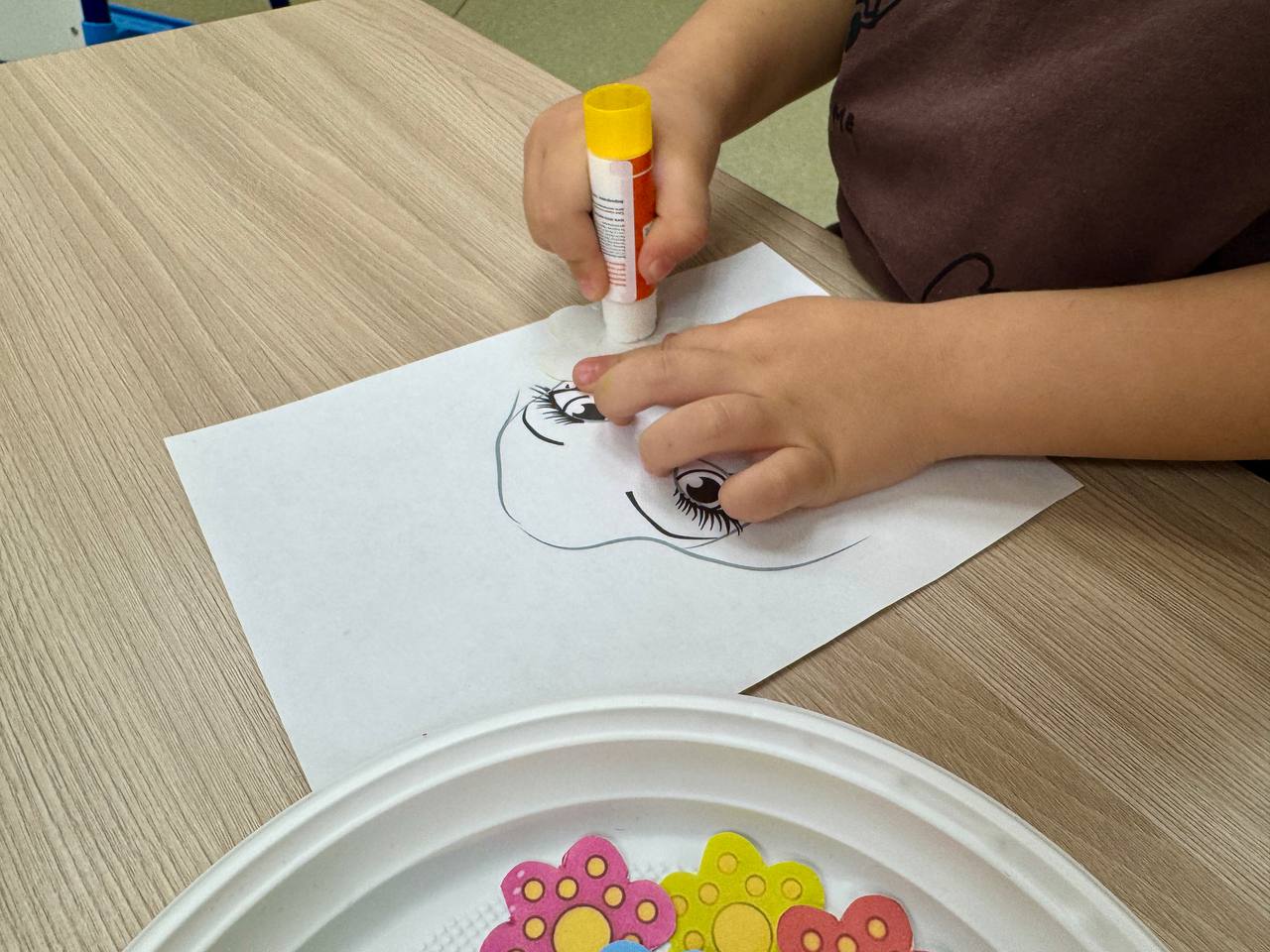 Малыши из детского сада «Солнечный» подготовили открытки ко Дню матери