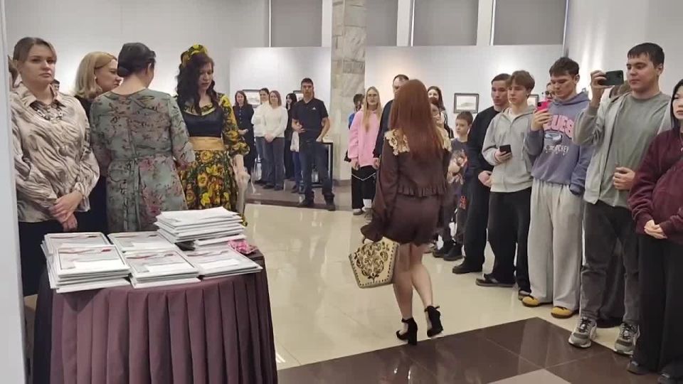 В Забайкальском художественном музее идет показ мод «Русский народный стиль»