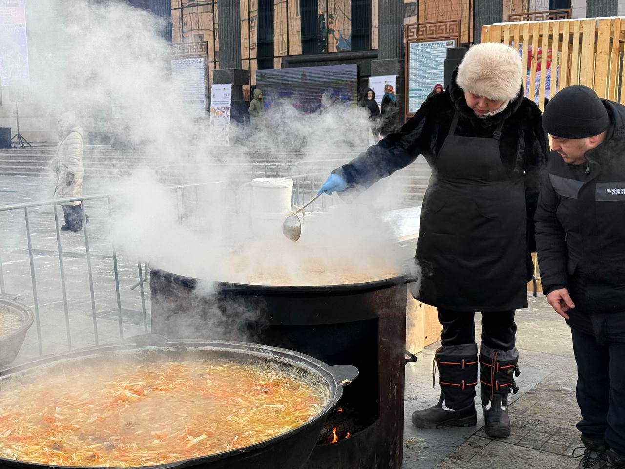 Русский форум: Забайкальцы и гости региона десятками приходят на театральную площадь за щами, кашей и блинами Русский форум: Забайкальцы и гости региона десятками приходят на театральную площадь за щами, кашей и блинами