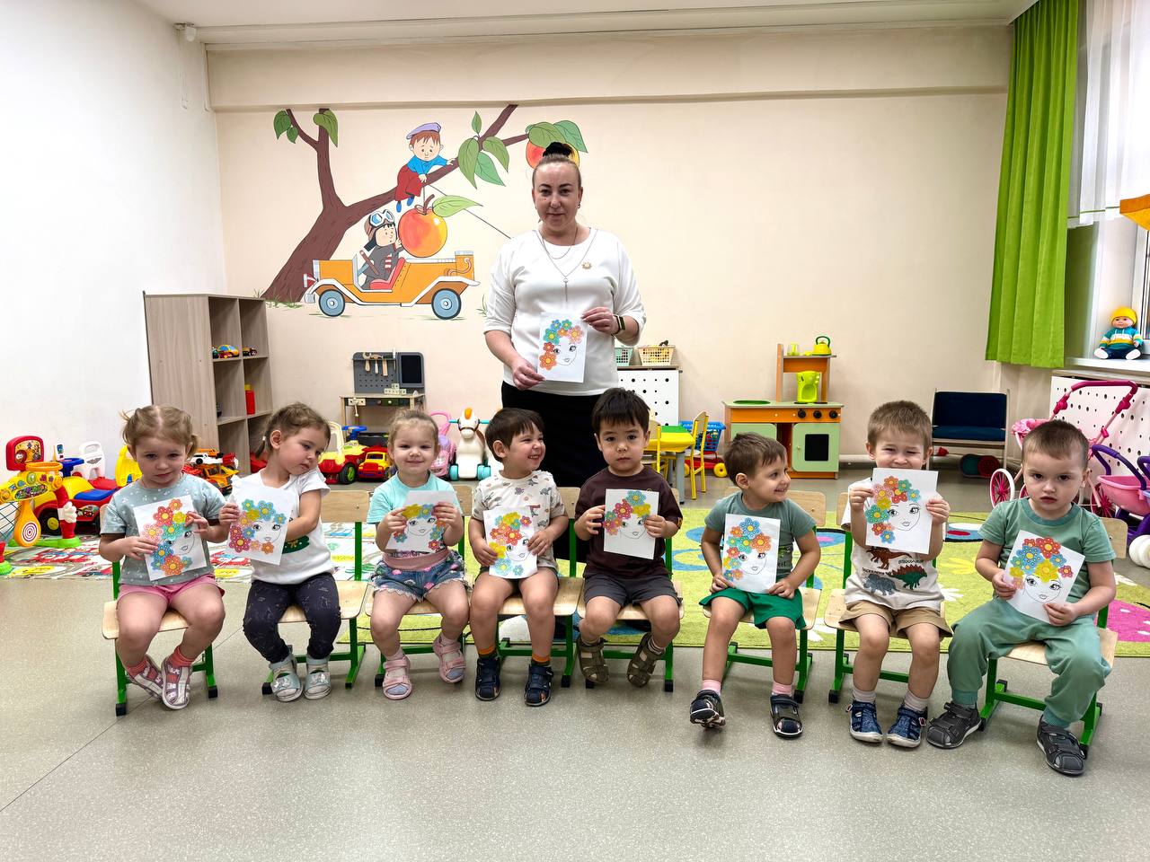 Малыши из детского сада «Солнечный» подготовили открытки ко Дню матери Малыши из детского сада «Солнечный» подготовили открытки ко Дню матери