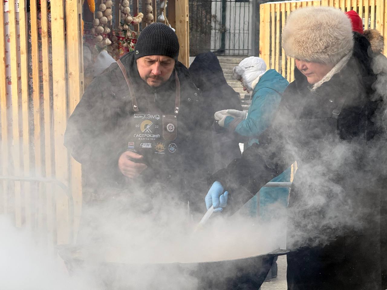 Русский форум: Забайкальцы и гости региона десятками приходят на театральную площадь за щами, кашей и блинами