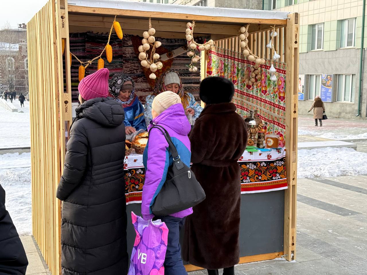 Русский форум: Забайкальцы и гости региона десятками приходят на театральную площадь за щами, кашей и блинами Русский форум: Забайкальцы и гости региона десятками приходят на театральную площадь за щами, кашей и блинами