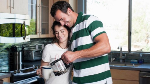 Кофейник будет как новый: раствор из двух ингредиентов мигом уничтожит налет