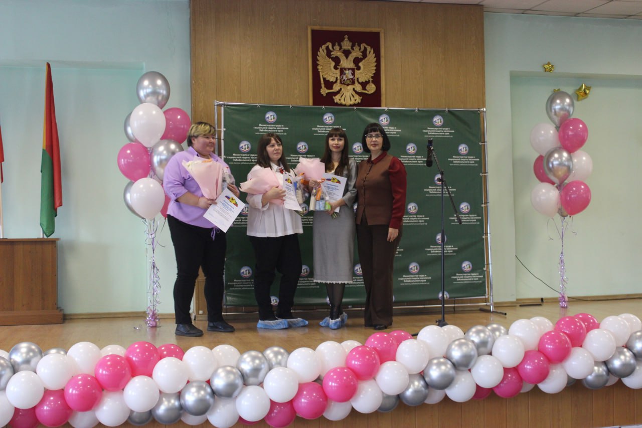 В Министерстве соцзащиты Забайкалья отметили День матери трогательным концертом и награждением В Министерстве соцзащиты Забайкалья отметили День матери трогательным концертом и награждением