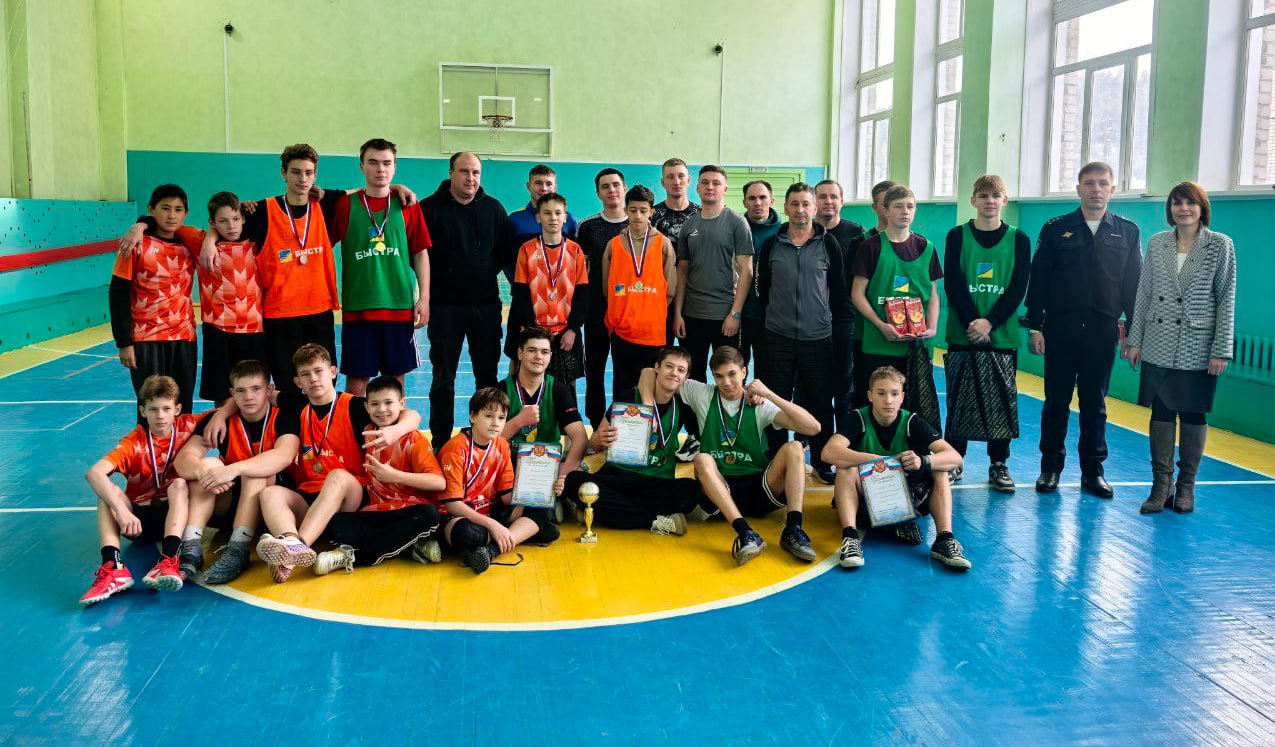 Дружеский матч: в Акше полицейские сыграли в мини-футбол со школьниками