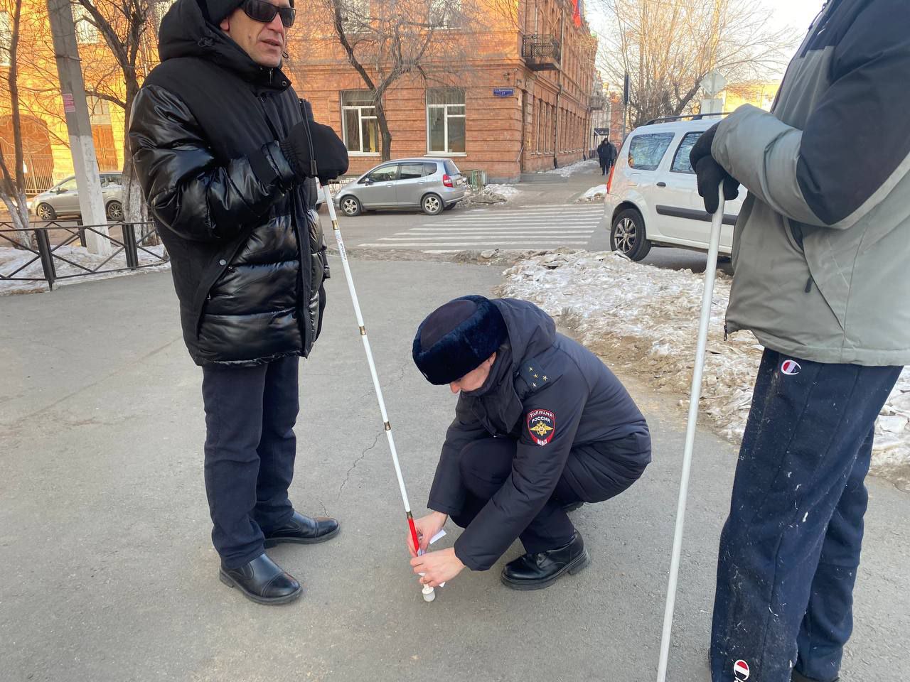 Сотрудники Госавтоинспекции совместно с представителями Всероссийского общества слепых провели профилактическую акцию "Белая трость", в ходе которой напомнили автомобилистам о том, что есть незрячие пешеходы, которые... Сотрудники Госавтоинспекции совместно с представителями Всероссийского общества слепых провели профилактическую акцию "Белая трость", в ходе которой напомнили автомобилистам о том, что есть незрячие пешеходы, которые...