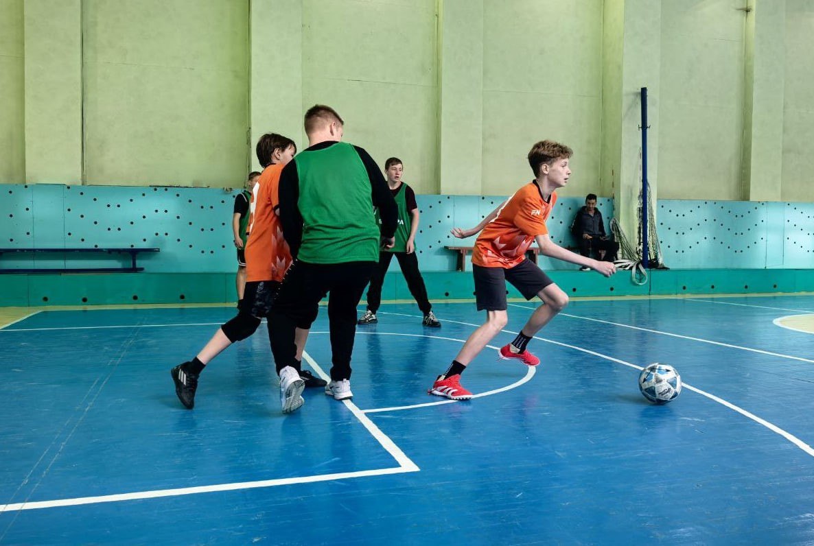 Дружеский матч: в Акше полицейские сыграли в мини-футбол со школьниками Дружеский матч: в Акше полицейские сыграли в мини-футбол со школьниками