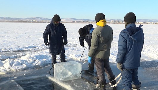 На Кеноне добывают лед для строительства горок на площади Ленина в Чите
