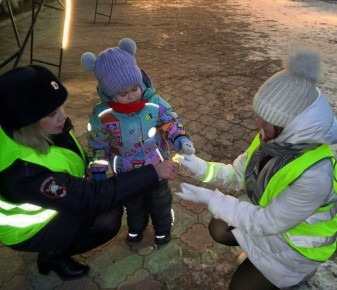 Сотрудники отделения Госавтоинспекции ОМВ России по Красночикойскому району совместно с юными инспекторами движения провели акцию «Будь ярче — стань заметным!», направленную на профилактику ДТП с участием пешеходов в...