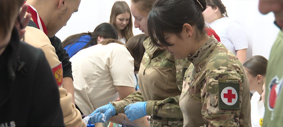 Они встают на защиту земляков от ударов стихий, помогают нуждающимся, ищут пропавших и даже отправляются на передовую